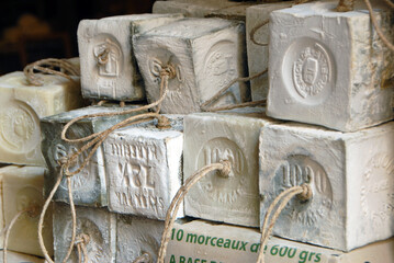 Savon de Marseille artisanal, spécialité locale, une ficelle pour l'accrocher, département des...
