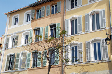 Jolies façades colorées et ensoleillées du quartier historique de Marseille, département des Bouches-du-Rhône, France
