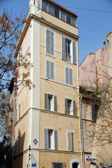 Jolies façades colorées et ensoleillées du quartier historique de Marseille, département des Bouches-du-Rhône, France
