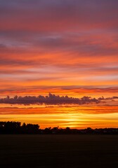 Obraz premium Sky ablaze with vibrant colors at sunset, painting a dramatic panorama across the natural horizon.