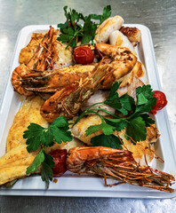 Grilled prawns with parsley and tomatoes