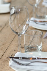 Banquet tables with drinking utensils. The restaurant is waiting for customers.