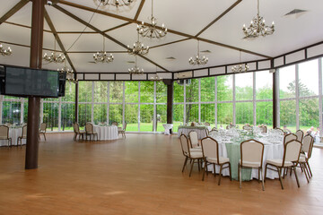 Banquet tables with drinking utensils. The restaurant is waiting for customers.