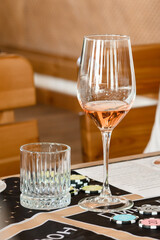 Banquet tables with drinking utensils. The restaurant is waiting for customers.