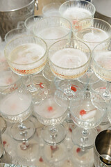 Banquet tables with drinking utensils. The restaurant is waiting for customers.