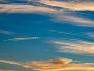 Wolkenhimmel bei Sonnenuntergang