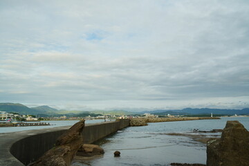 曇り空と海岸と防波堤
