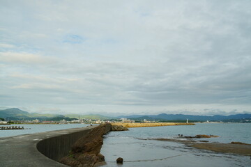 曇り空と海岸と防波堤