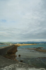 曇り空と海岸と防波堤