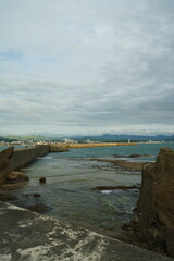 曇り空と海岸と防波堤