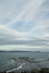 曇り空と海岸