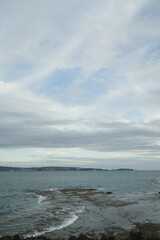曇り空と海岸