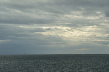 曇った日の海の景色