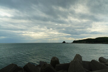 防波堤から見る海と海岸線