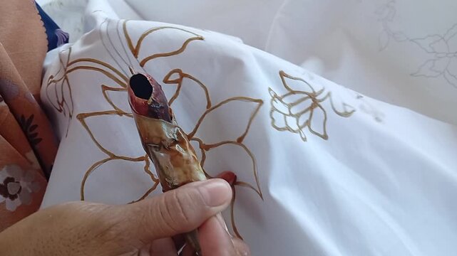 hands holding a canting