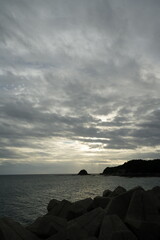 曇り空の隙間から海に陽が差し込む。