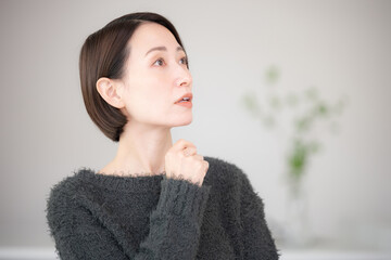 かわいい秋冬ニットの美しい女性の健康的な笑顔　クローズアップ　思い出す、閃く表情