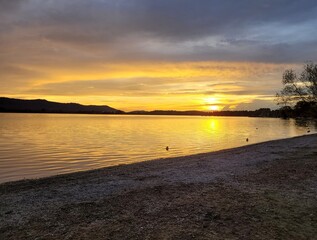 Sonnenuntergang &uuml;ber dem Bodensee mit Bergsilhouette