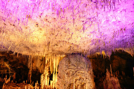 Stalaktiten und Stalagmiten in der Perama-H&ouml;hle bei Ionnina, Epirus (Griechenland)