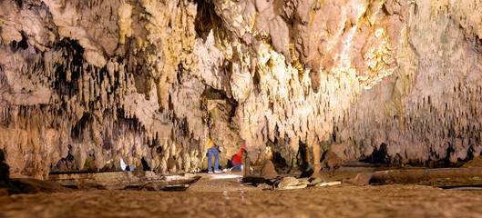 Stalaktiten und Stalagmiten in der Perama-Höhle bei Ionnina, Epirus (Griechenland)