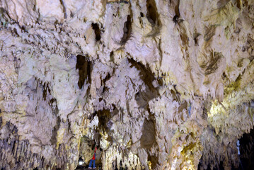 Stalaktiten und Stalagmiten in der Perama-Höhle bei Ionnina, Epirus (Griechenland)