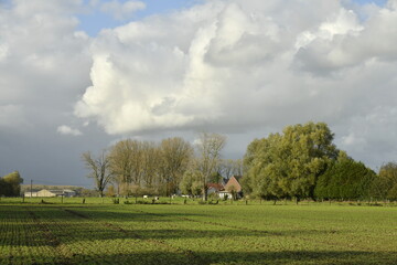 Gros nuages gris sur un paysage rural en automne à Écaussinnes d'Enghien (Soignies)