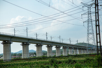 Fototapeta premium A railway bridge with multiple pillars under a clear sky