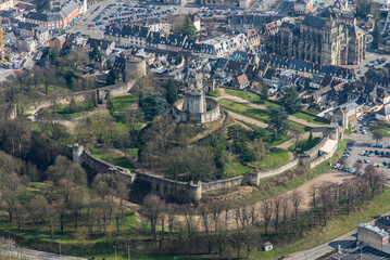vue aérienne du château de Gisors dans l'Oise en France © Francois