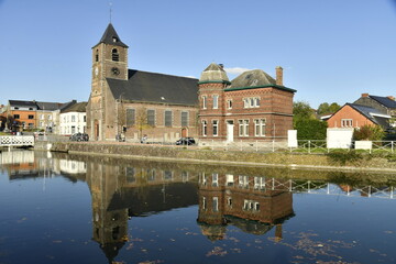 Fototapeta premium L'église Saint-Jean Baptiste de Houdeng-Aimeries se reflétant dans les eaux de l'ancien canal du Centre (La Louvière)