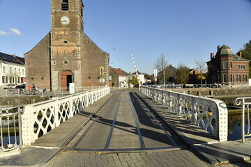 Passerelle pivotante devant l'église Saint-Jean Baptiste de Houdeng-Aimeries (La Louvière)