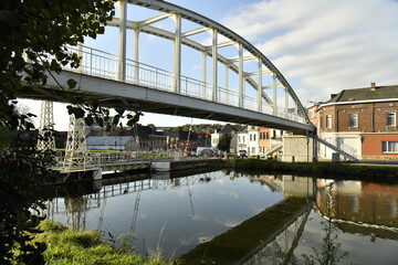 Fototapeta premium Nouveau pont métallique à côté de celui à contre-poids sur l'ancien Canal du Centre à Houdeng Goegnies (La Louvière)