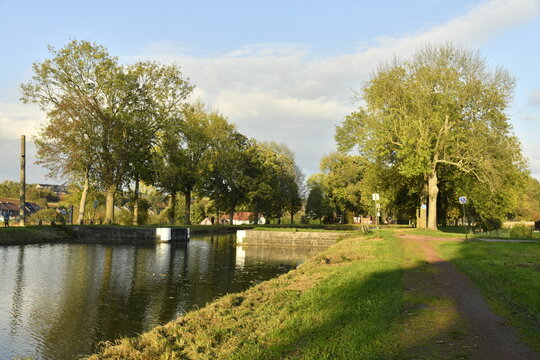 L'un des passage &eacute;troits dans un environnement bucolique sur l'ancien canal du Centre &agrave; Bracquegnies (La Louvi&egrave;re)