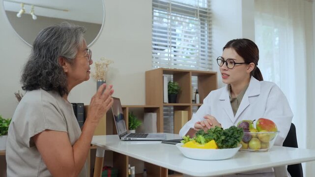 
Nutrition consultants provide health advice and nutritional guidance, as well as warm support while meeting with senior clients to discuss fresh food goals and balanced meal planning.