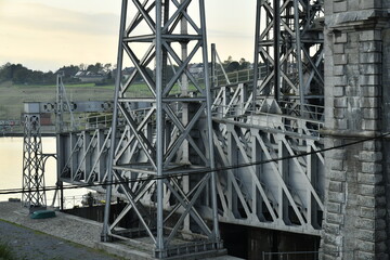 Structure métallique d'un des ascenseurs hydrauliques pour bateaux sur l'ancien canal du Centre à Bracquegnies (La Louvière)