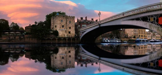 Fototapete Cappuccino York city autumn landscape panorama along the Lendal Bridge and the River Ouse in Yorkshire, England, with vibrant, colorful clouds and architectural reflections.  © Naya Na
