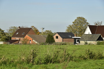 Maisons derrière une prairie sous un ciel bleu à Ghislenghien (Ath) 