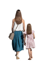 Femme adulte et fillette vues de dos, marchant en extérieur par une journée d’été, toutes deux aux cheveux bruns lisses et longs, portant jupe bleue plissée et robe rayée rose et blanche
