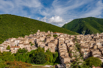 Scanno is an Italian town of 1 782 inhabitants located in the province of L’Aquila, in Abruzzo. The municipal area, surrounded by the Marsican Mountains.