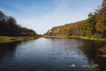  The landscape of the serene autumn river, surrounded by lush green hills, creates a perfect backdrop for relaxation and adventure alike. This idyllic setting invites exploration and escape