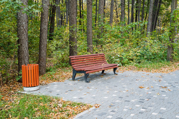 In a serene park, a charming bench in a vibrant forest invites visitors to relax and appreciate natures beauty, offering a peaceful escape for reflection amid the soothing sounds of wildlife