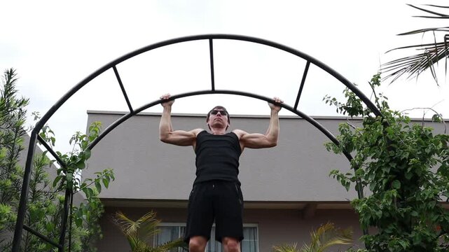 atleta ginasta faz exerc&iacute;cios f&iacute;sicos em casa 

