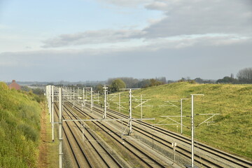Obraz premium Importante ligne de chemin de fer à cinq voies sous un ciel d'automne à deux pas de la gare de Silly (Hainaut)