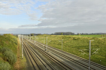 Fototapeta premium Importante ligne de chemin de fer à cinq voies sous un ciel d'automne à deux pas de la gare de Silly (Hainaut)