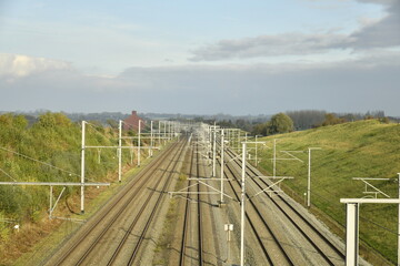 Importante ligne de chemin de fer &agrave; cinq voies sous un ciel d'automne &agrave; deux pas de la gare de Silly (Hainaut)