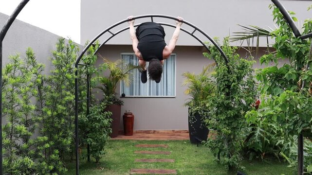 atleta ginasta faz exerc&iacute;cios f&iacute;sicos em casa 
