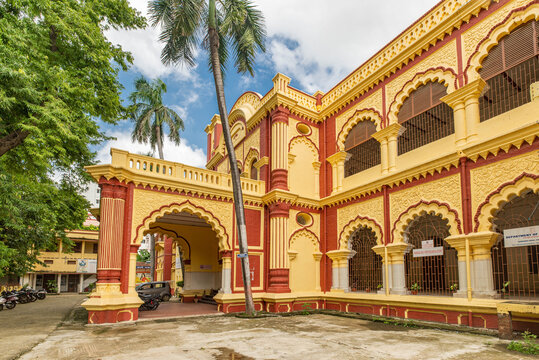 Darbhanga House in Patna, located by the Ganga, was once the royal residence of the Darbhanga kings. Known for its colonial-era design, it now serves as a cultural and educational landmark of Bihar.