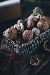 Koszyk orzechów  włoskich - zdjęcie w stylu rustykalnym