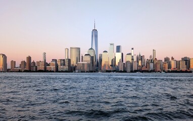 Obraz premium view of the Manhattan skyline and the Hudson River waters seen from New Jersey