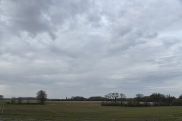 Gros nuages gris en fin de journ&eacute;e d'hiver au dessus d'un paysage rural &agrave; &Eacute;caussinnes d'Enghien (Soignies)