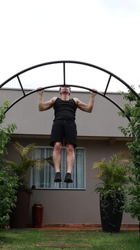 homem forte treina em barras ao ar livre 